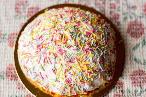 Free Festive dome-shaped cake with vibrant sprinkles, perfect for celebrations and parties. Stock Photo