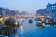 黄昏时分，意大利威尼斯的大运河景色宁静，有船只和历史建筑