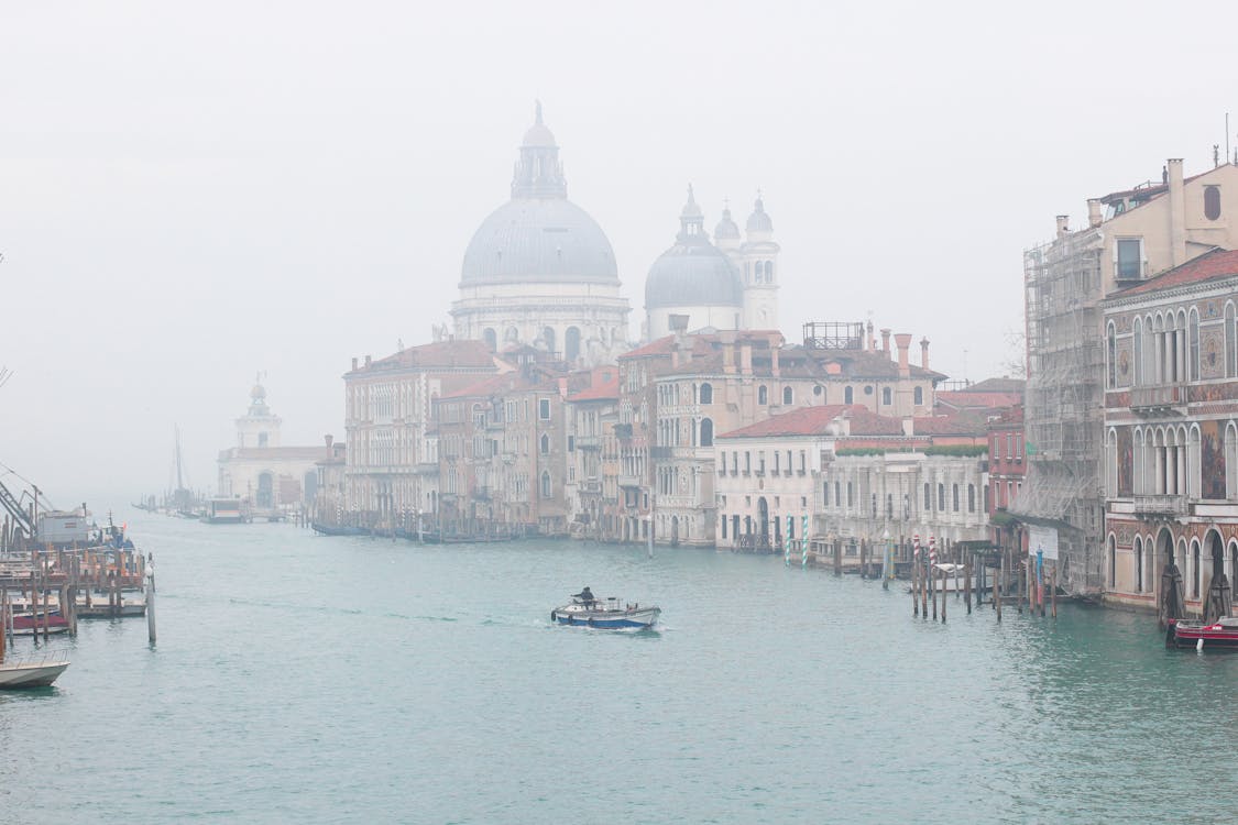 Barca Bianca E Blu Sul Corpo D'acqua