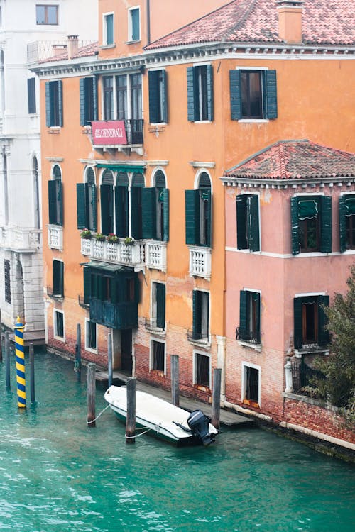 Una Barca Attraccata Sul Fiume Vicino A Edifici