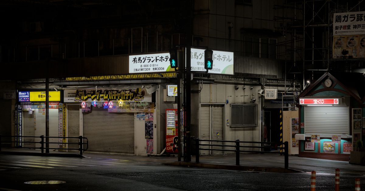 夜のアーケード街のイメージ写真