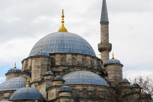 Free Captivating view of Istanbul's mosque with domes and minaret highlighting Ottoman architecture. Stock Photo