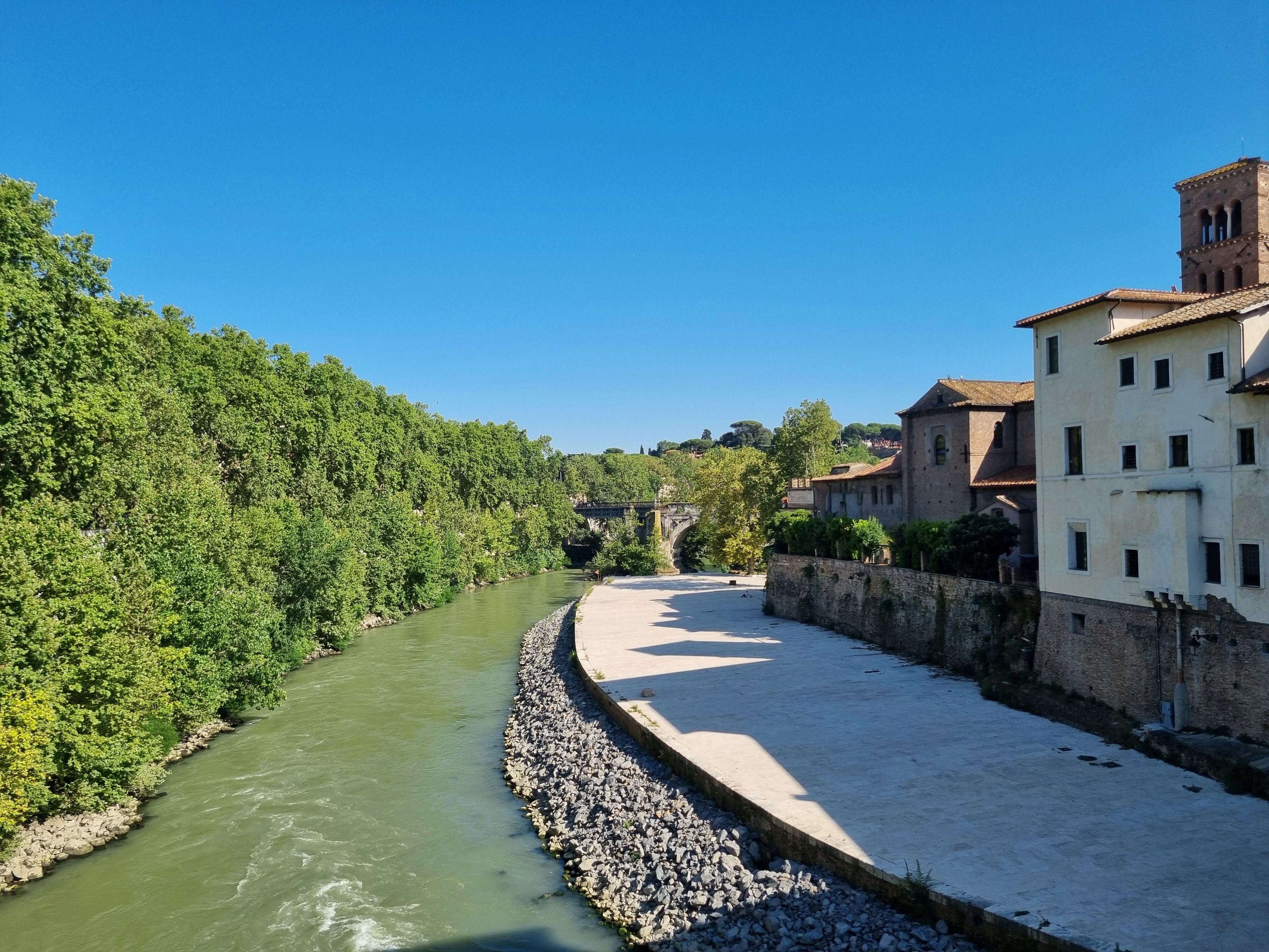 Tranquil Riverside Scenery in Lazio, Italy · Free Stock Photo