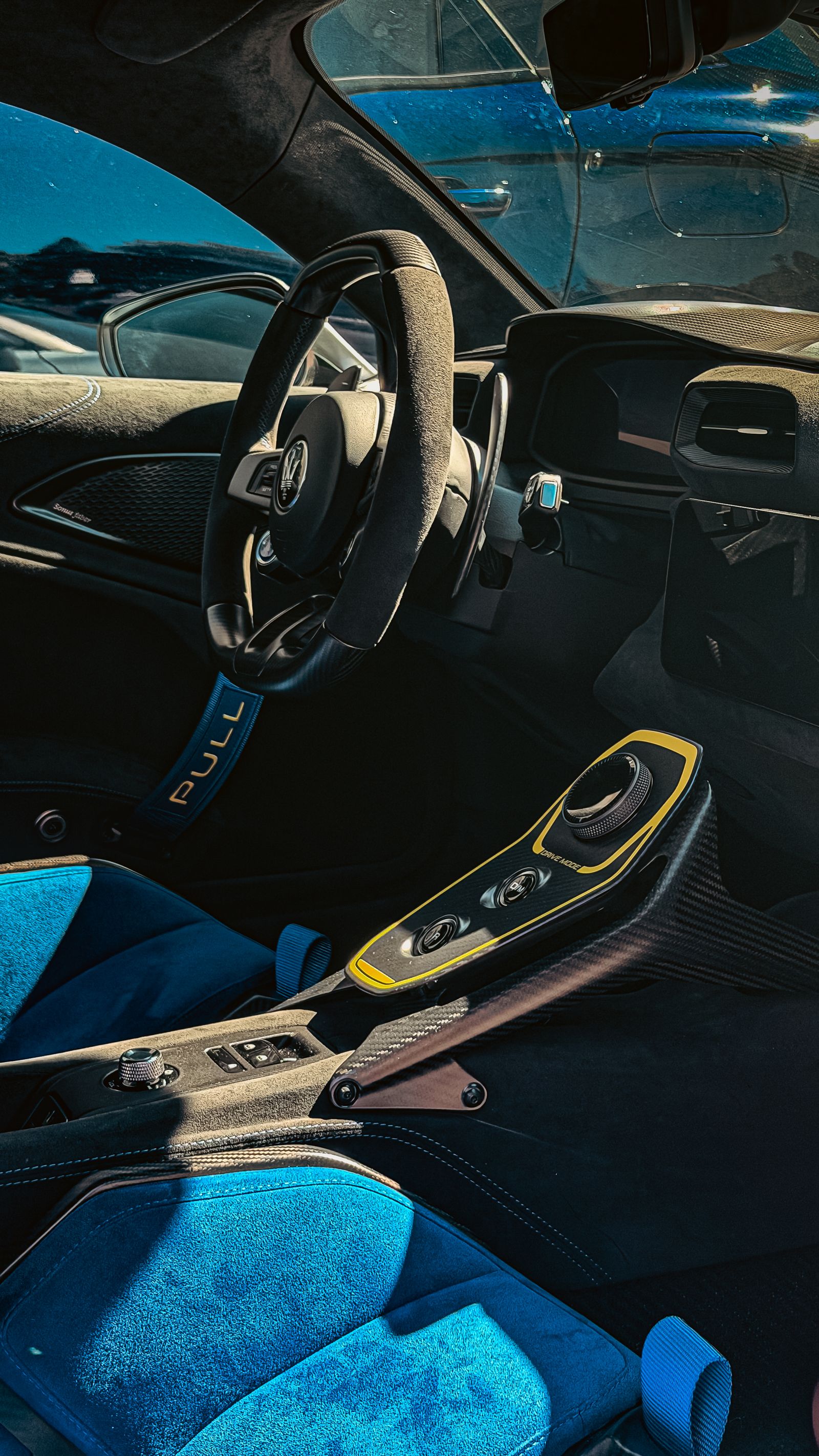 Habitacle automobile haut de gamme avec accents bleus et finition premium.