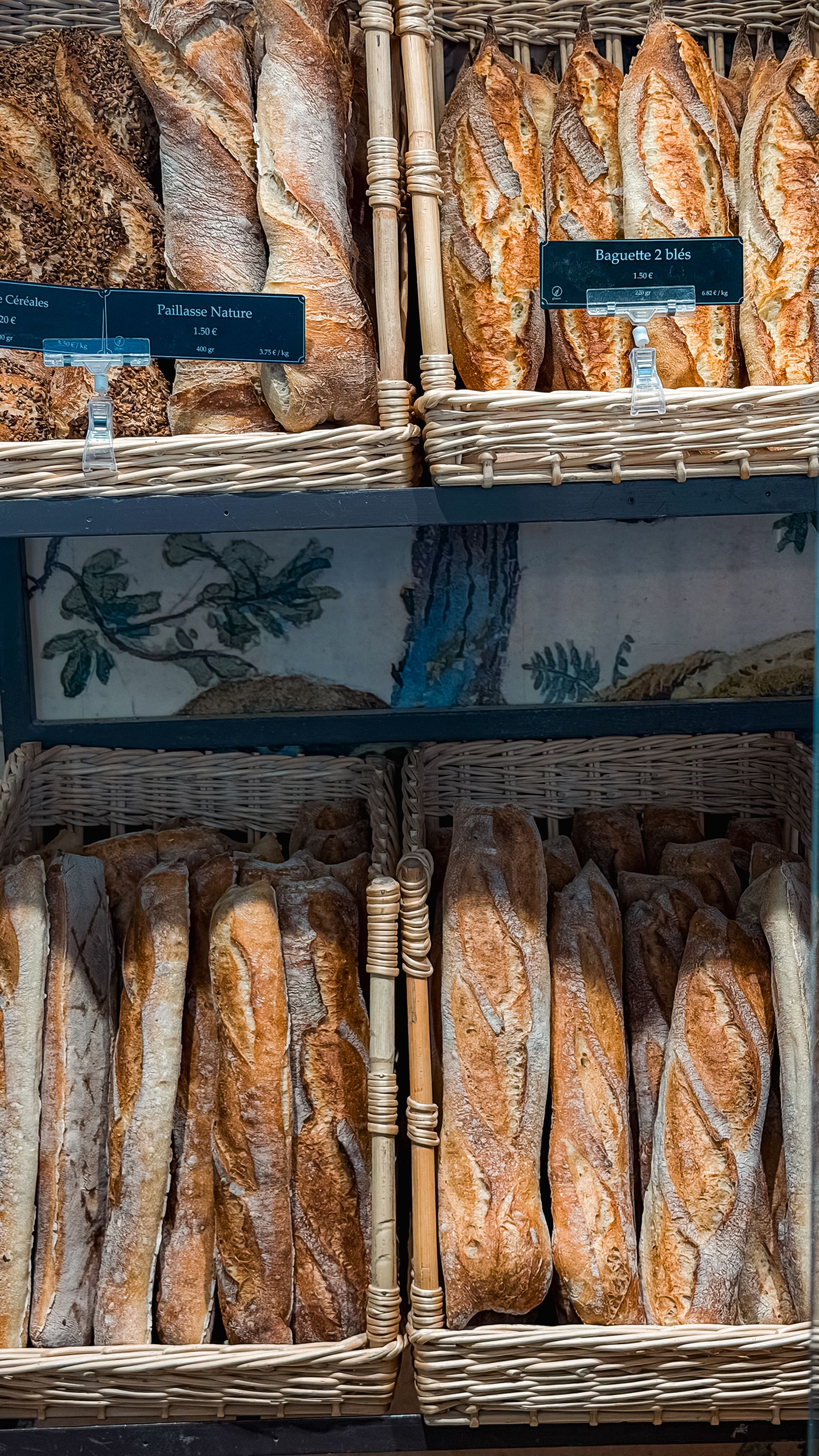 Baguetes e pães artesanais em uma padaria provençal, que exibem a tradição culinária francesa.