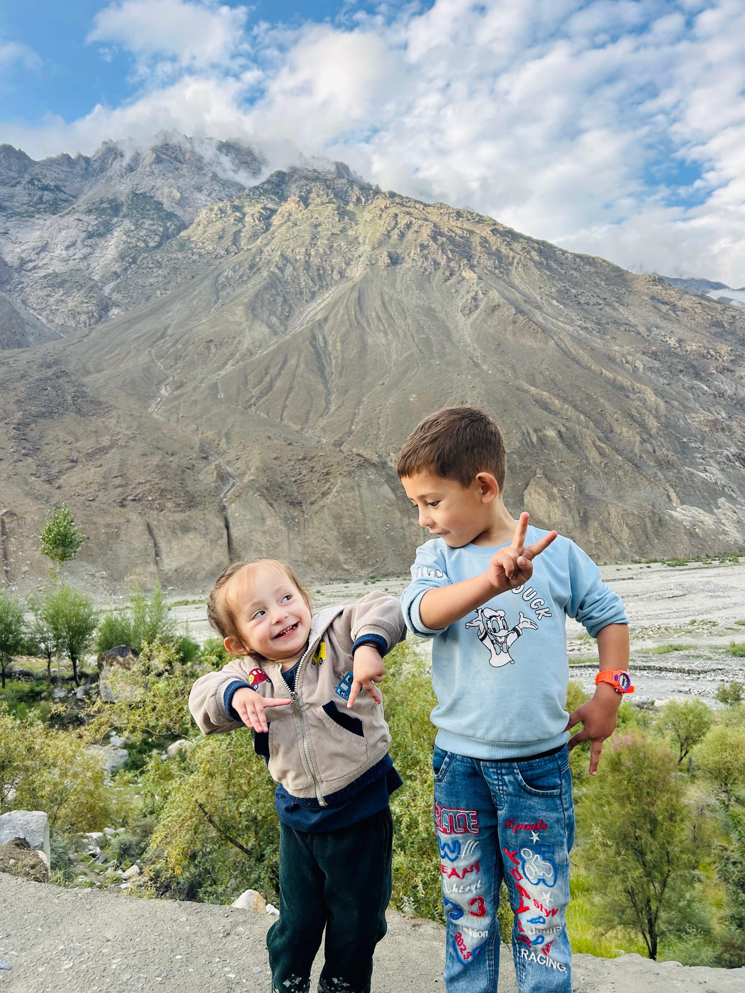 Niños Jugando Al Aire Libre En Gilgit Baltistán. · Foto de stock gratuita
