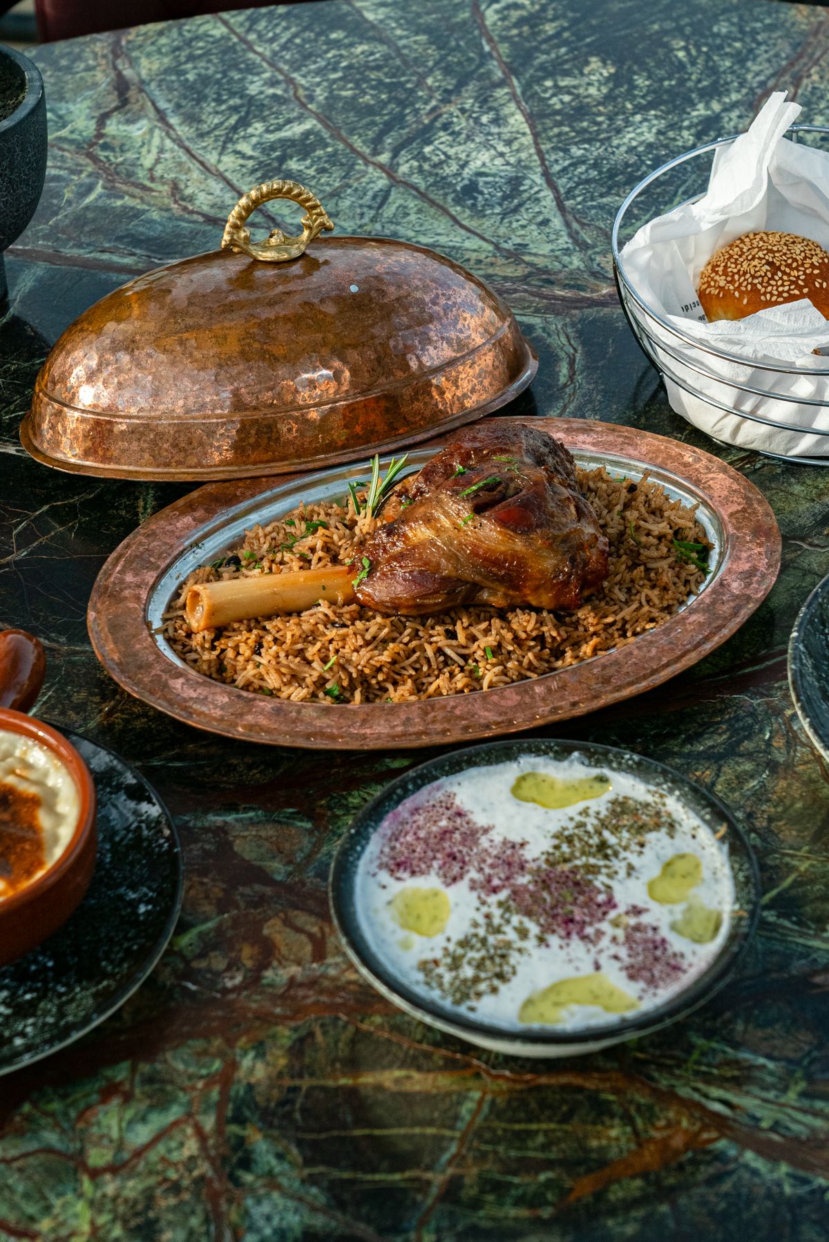 İç pilavla doldurulmuş kuzu kolu sura