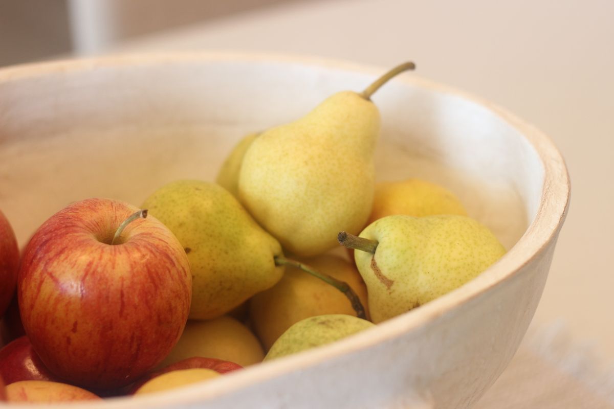 Cuenco de manzanas y peras