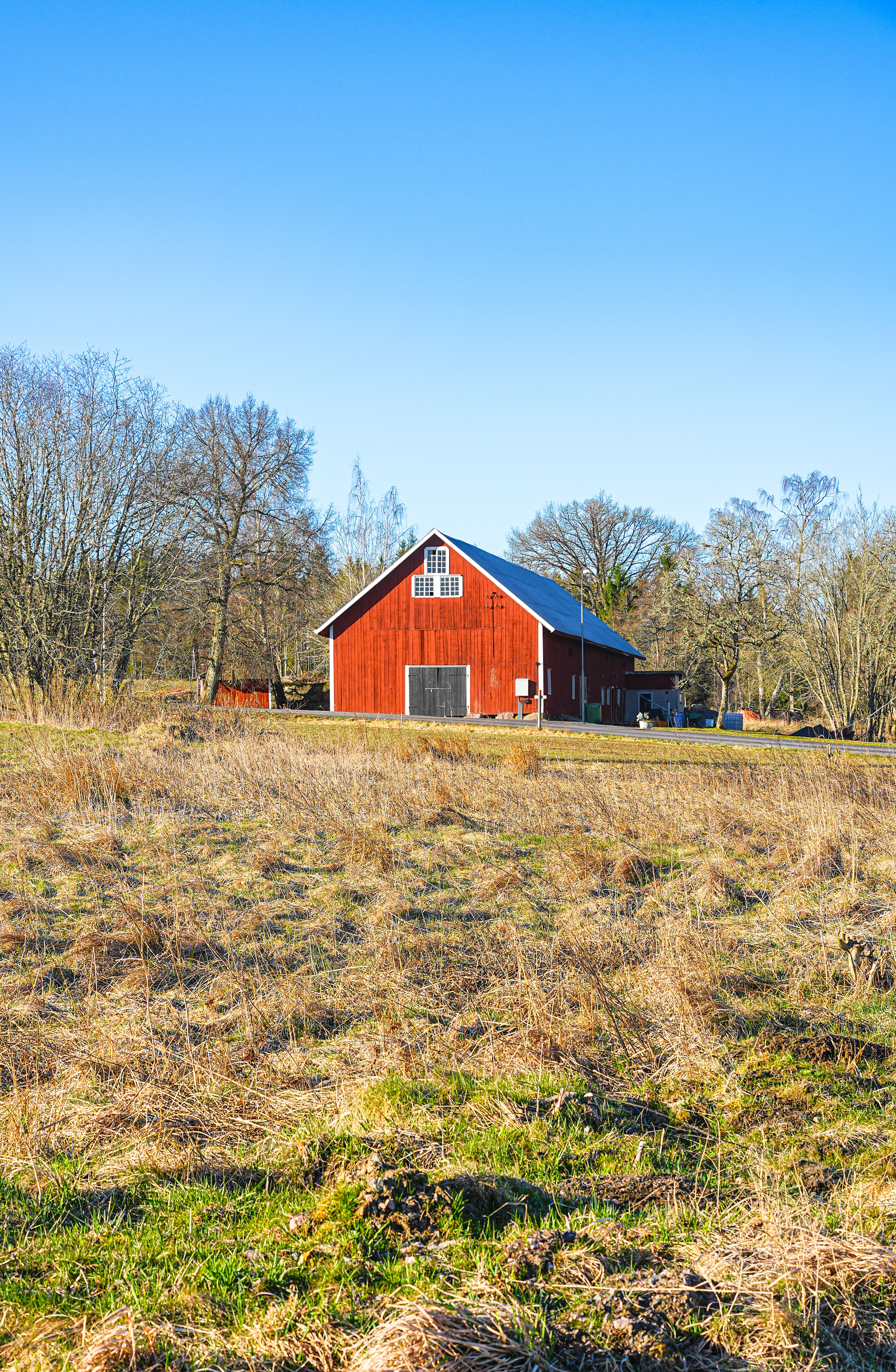 Rustic Red Barn in a Tranquil Countryside Field · Free Stock Photo