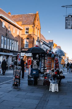 英国切斯特充满活力的街头市场，捕捉了城市生活与历史建筑的场景