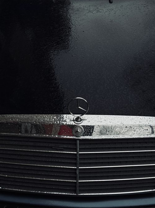 Free Close-up of a classic car grille with raindrops, captured in İstanbul, Türkiye. Stock Photo