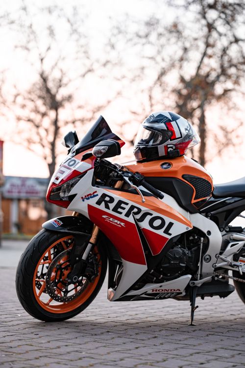 Free A sleek sports motorcycle with vibrant graphics parked outdoors against a sunset backdrop in Yalova, Türkiye. Stock Photo