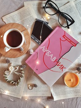 平坦的布局摆放着书籍、咖啡、串灯和眼镜，营造出舒适的阅读环境