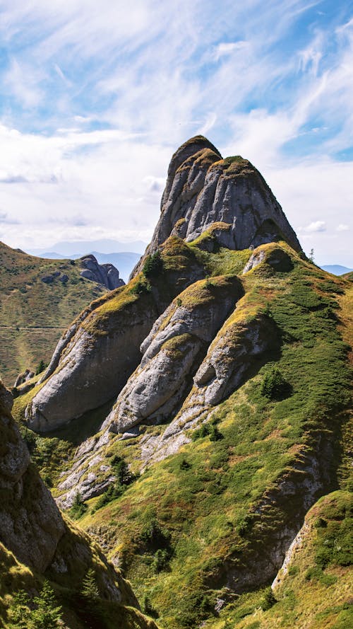 Brown Rocky Mountain Onder Witte Wolken