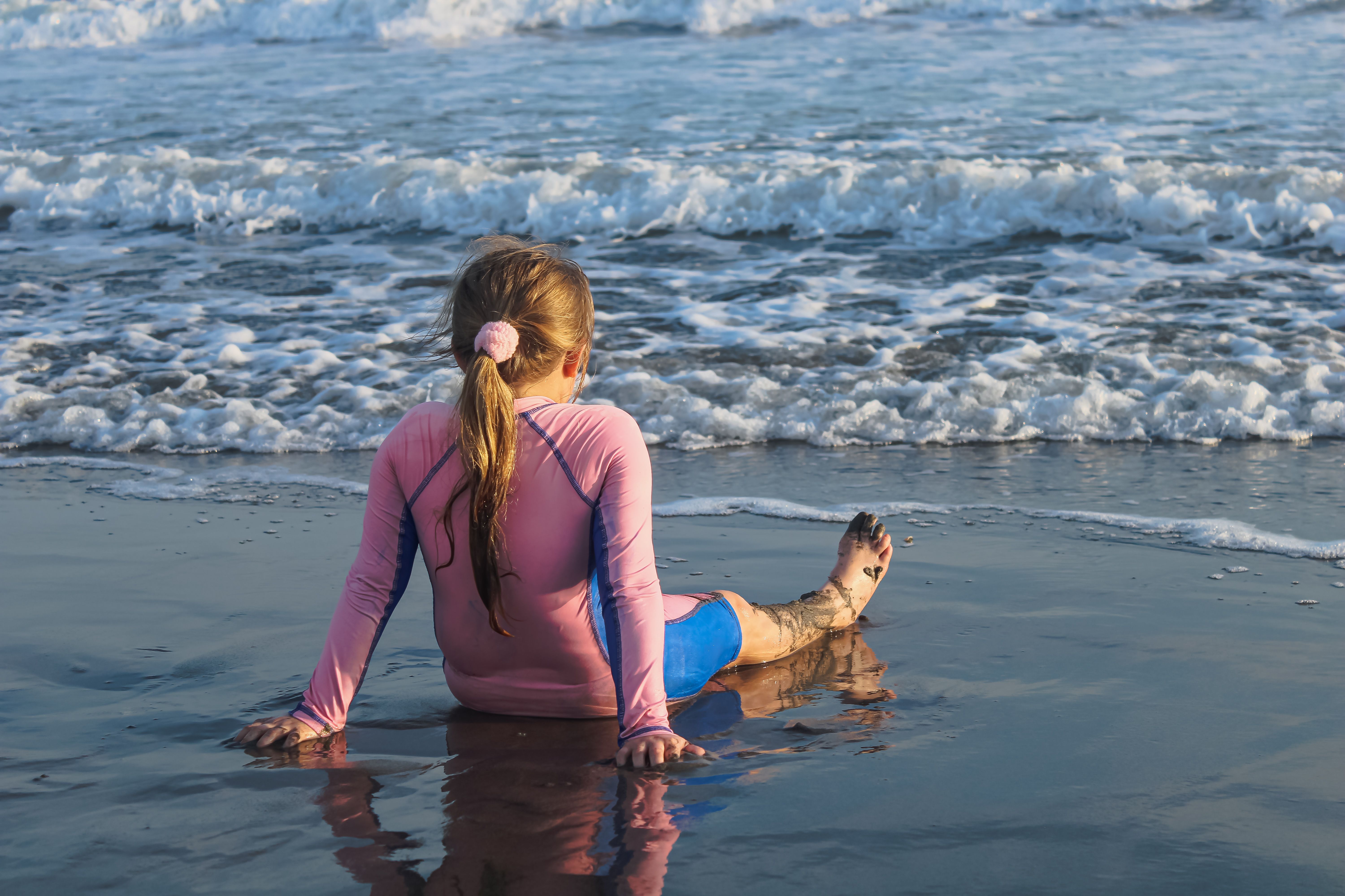 Kinder am Strand – UV-Schutzanzug ist Pflicht beim Schnorcheln