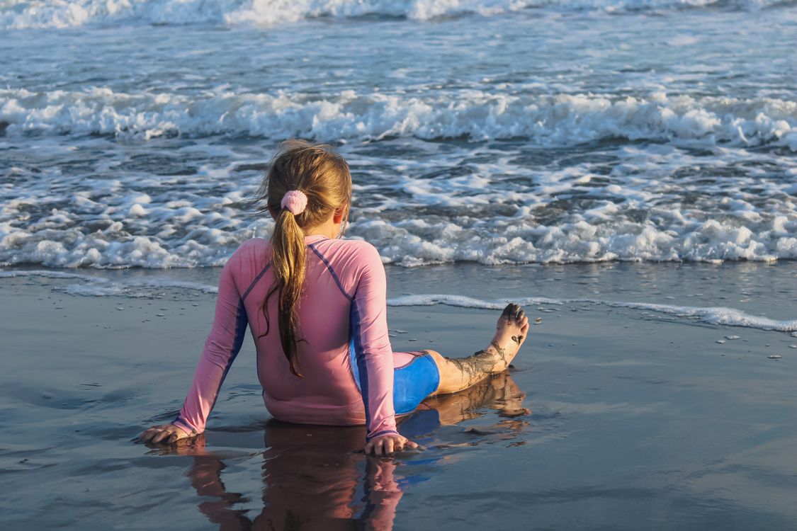 Kinder am Strand – UV-Schutzanzug ist Pflicht beim Schnorcheln