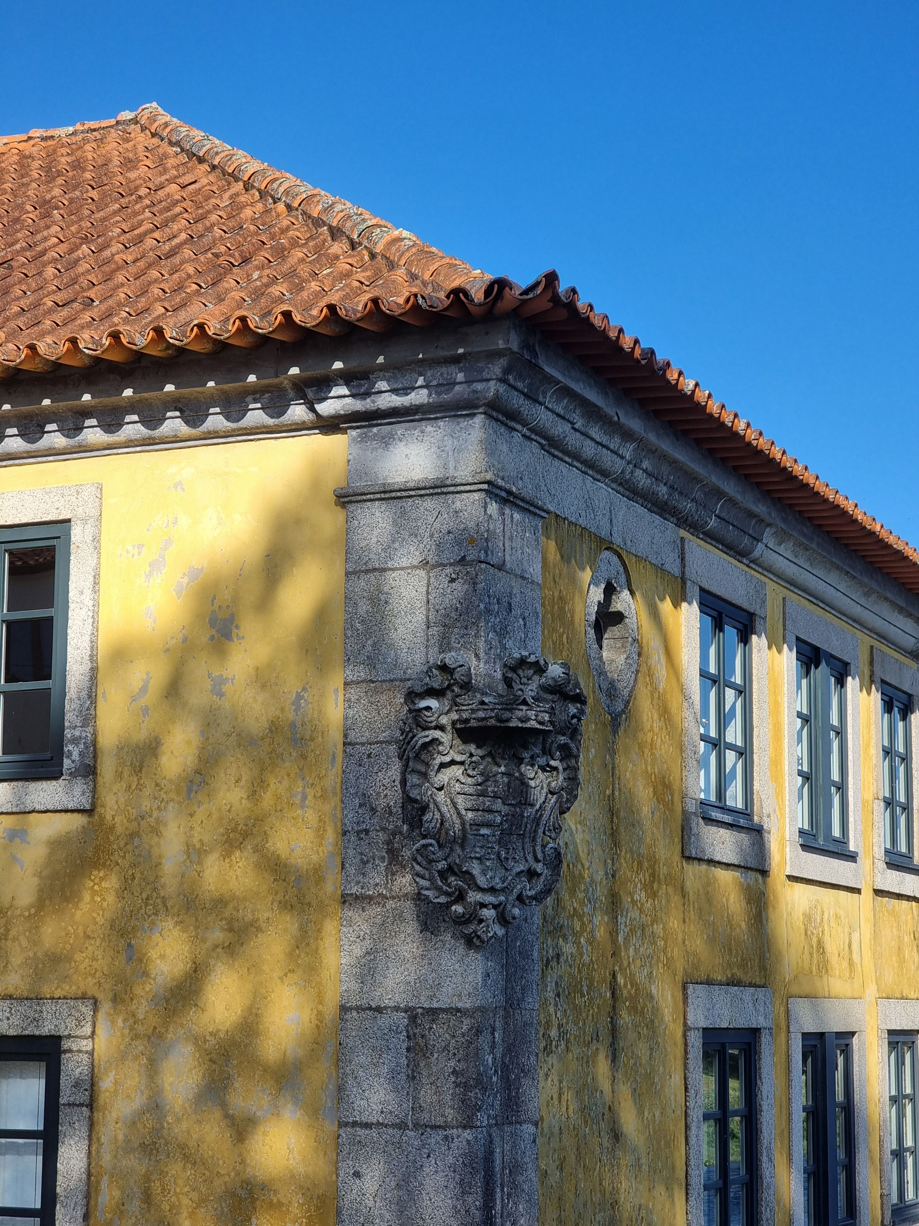 Sunny Day on Historic Yellow Stone Building Corner · Free Stock Photo