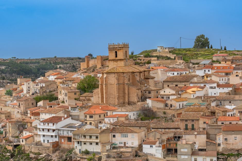 Vista aérea de Jorquera, un pueblo histórico en Castilla-La Mancha, España.