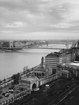 布达佩斯的多瑙河、历史悠久的桥梁和黑白鸟瞰图