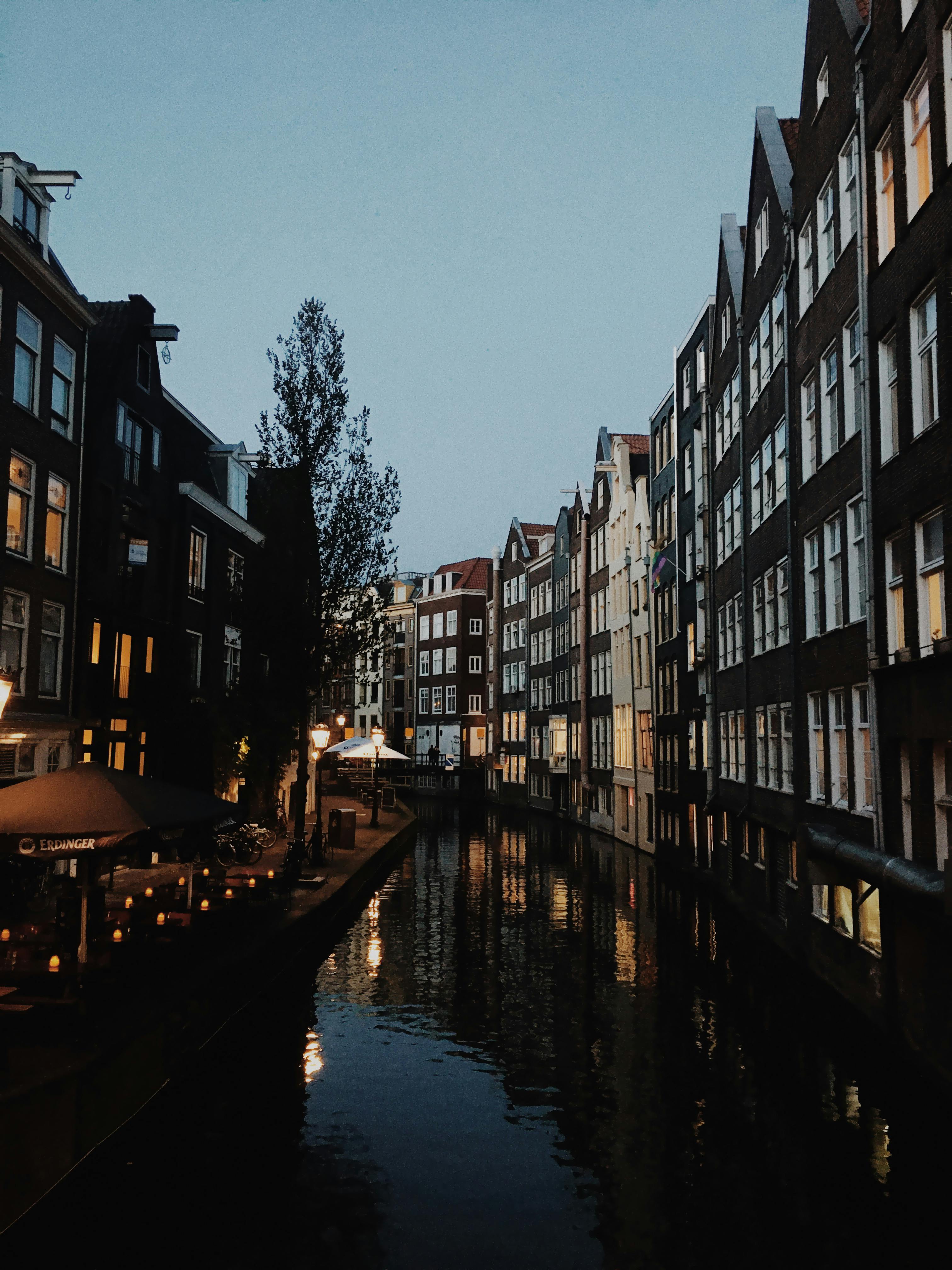傍晚时分，阿姆斯特丹运河风景如画，历史建筑与柔和的倒影相映成趣