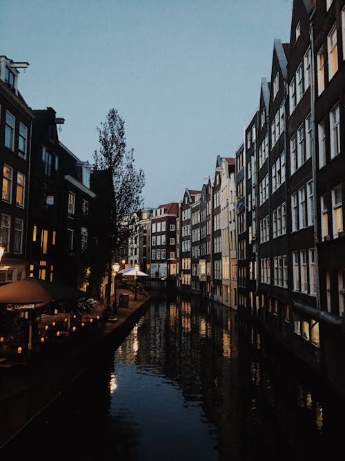 Fluss Zwischen Betongebäuden Während Des Abends