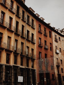 在西班牙马德里，捕捉传统风格的公寓楼与阳台