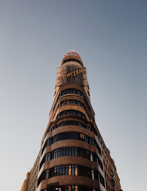 Niedrigwinkelfotografie Des Braunen Betongebäudes Unter Blauem Himmel