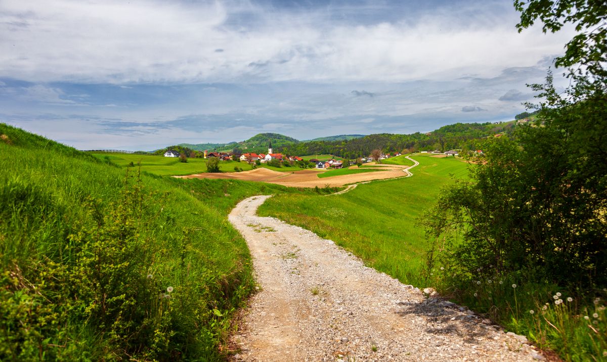 Drum de pietriș prin pajiștile din Slovenia