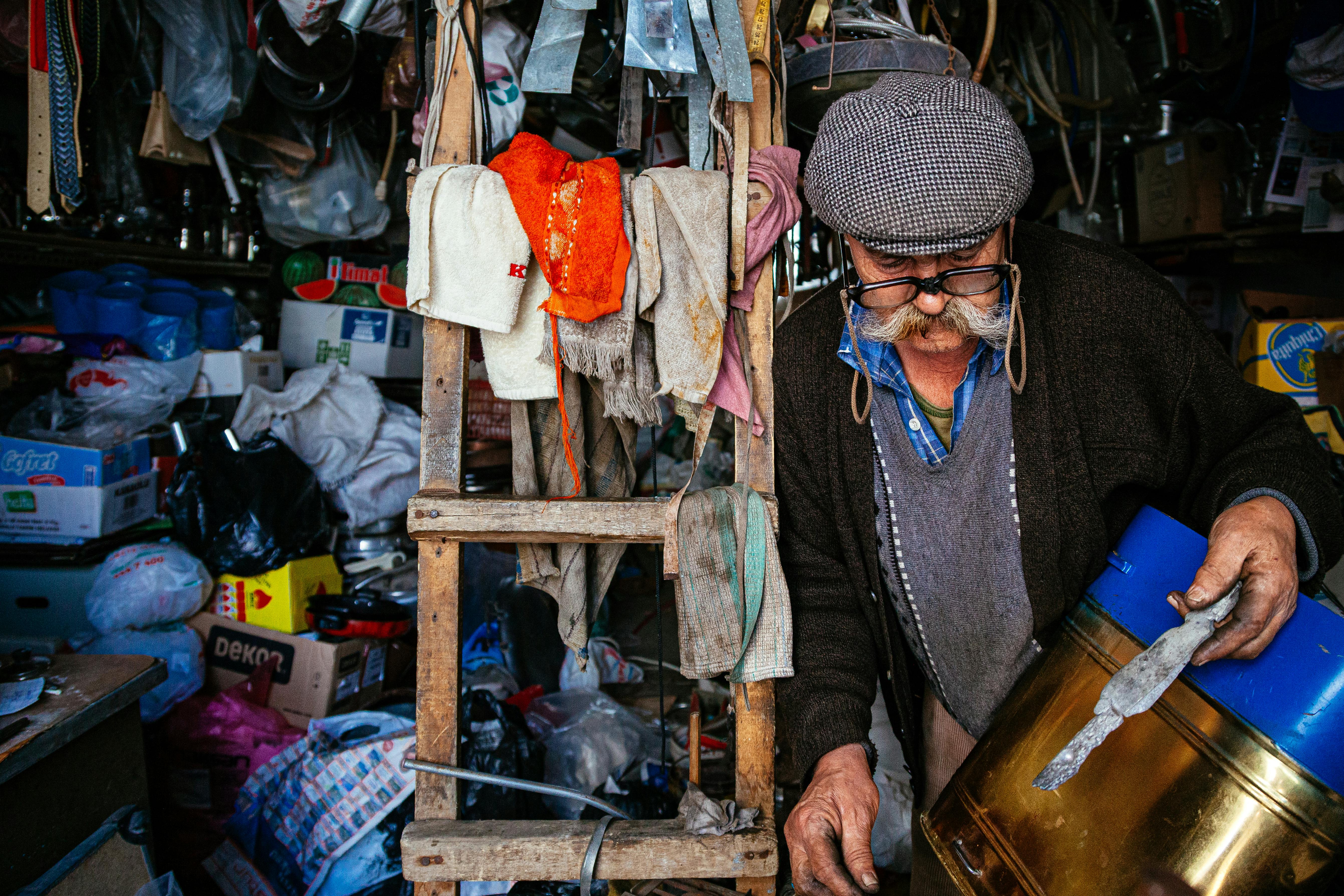 Rags to Riches — What J.Lo, Brad Pitt And Matt Damon Did With Their First Big Payday - Yahoo — Photo by Mahmut Yılmaz on Pexe