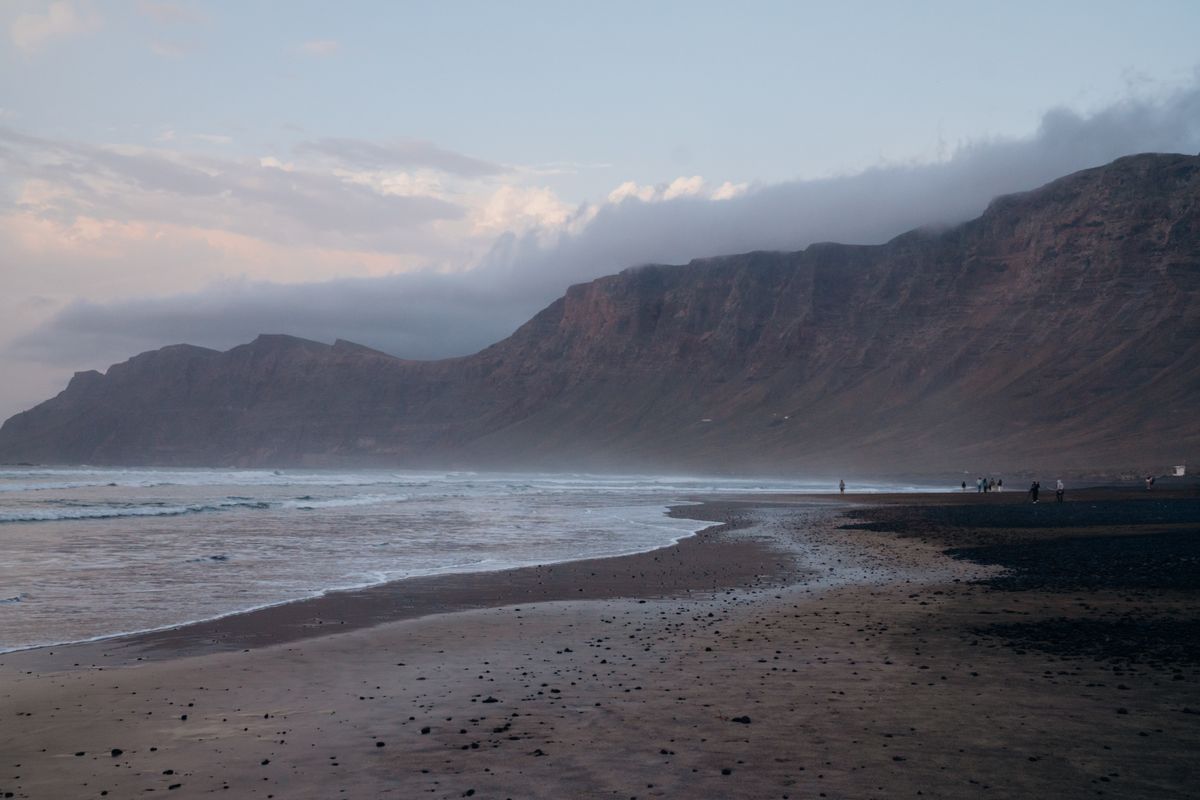 Unde te cazezi în Lanzarote - plaja Famara sub falezele Risco de Famara