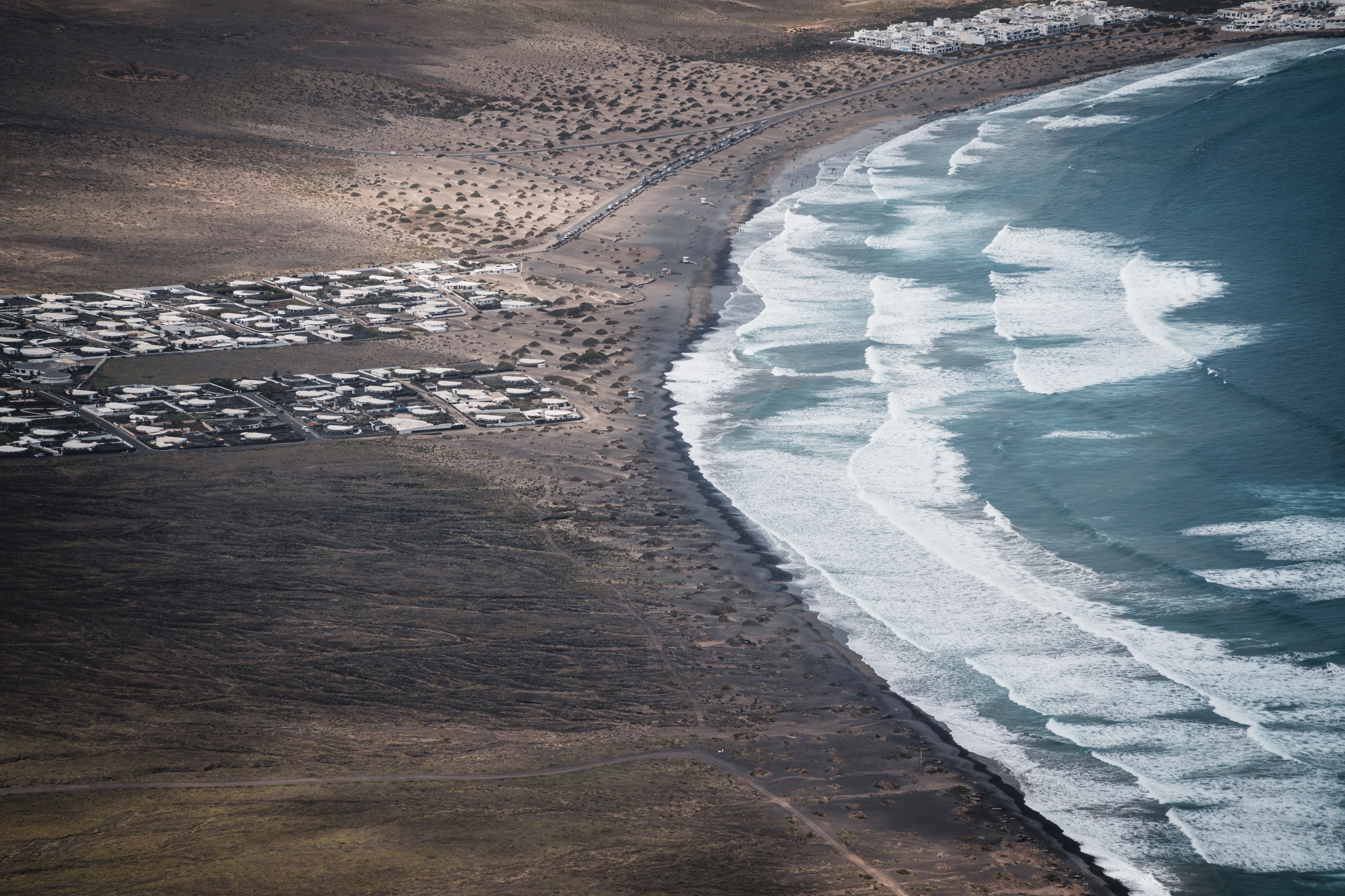 Luchtfoto van de ruige kust van Lanzarote
