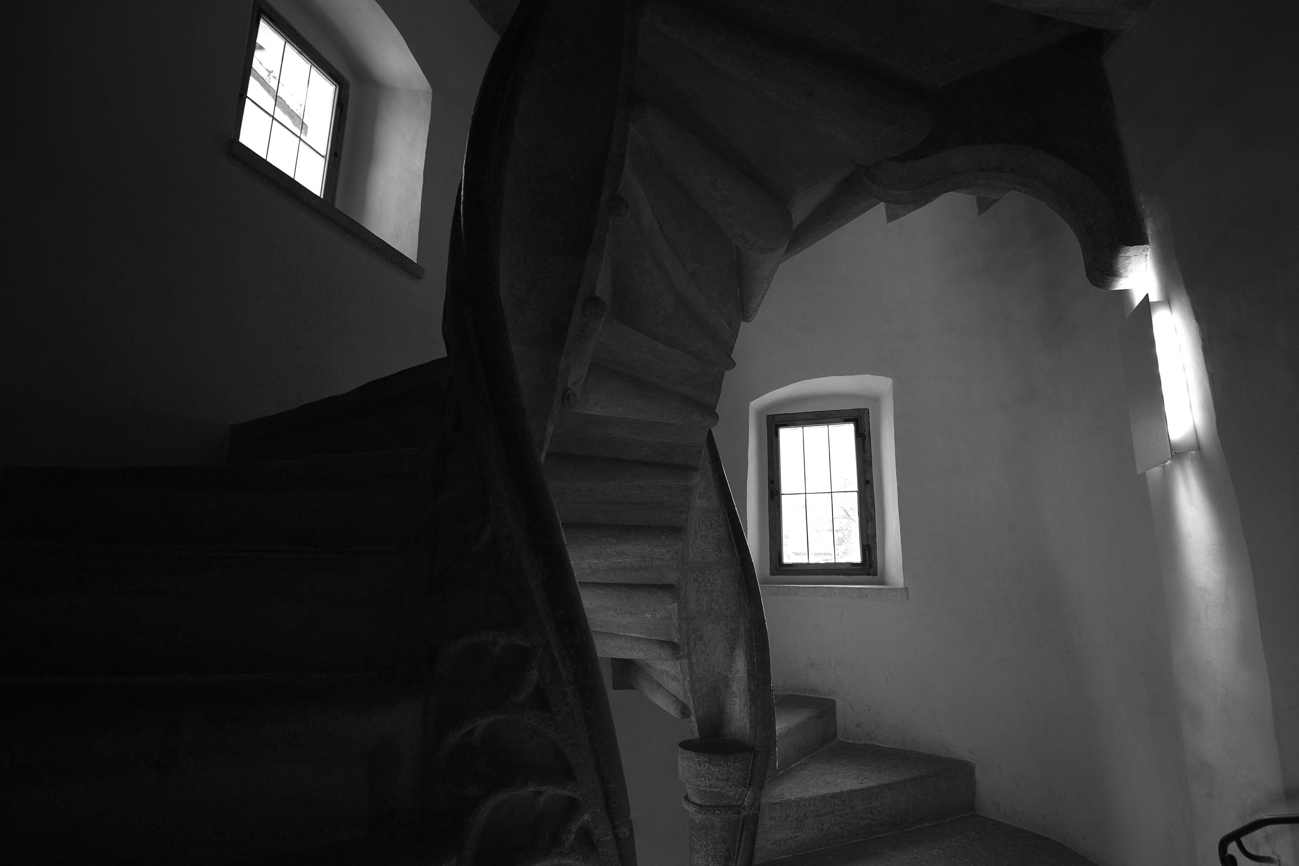 Le Mystère des Escaliers qui S’allongent dans la Nuit : Quand les Marches Piègent les Visiteurs du M