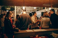 室内社交聚会热闹非凡，人们在舒适的灯光下热情互动