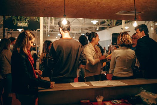 室内社交聚会热闹非凡，人们在舒适的灯光下热情互动