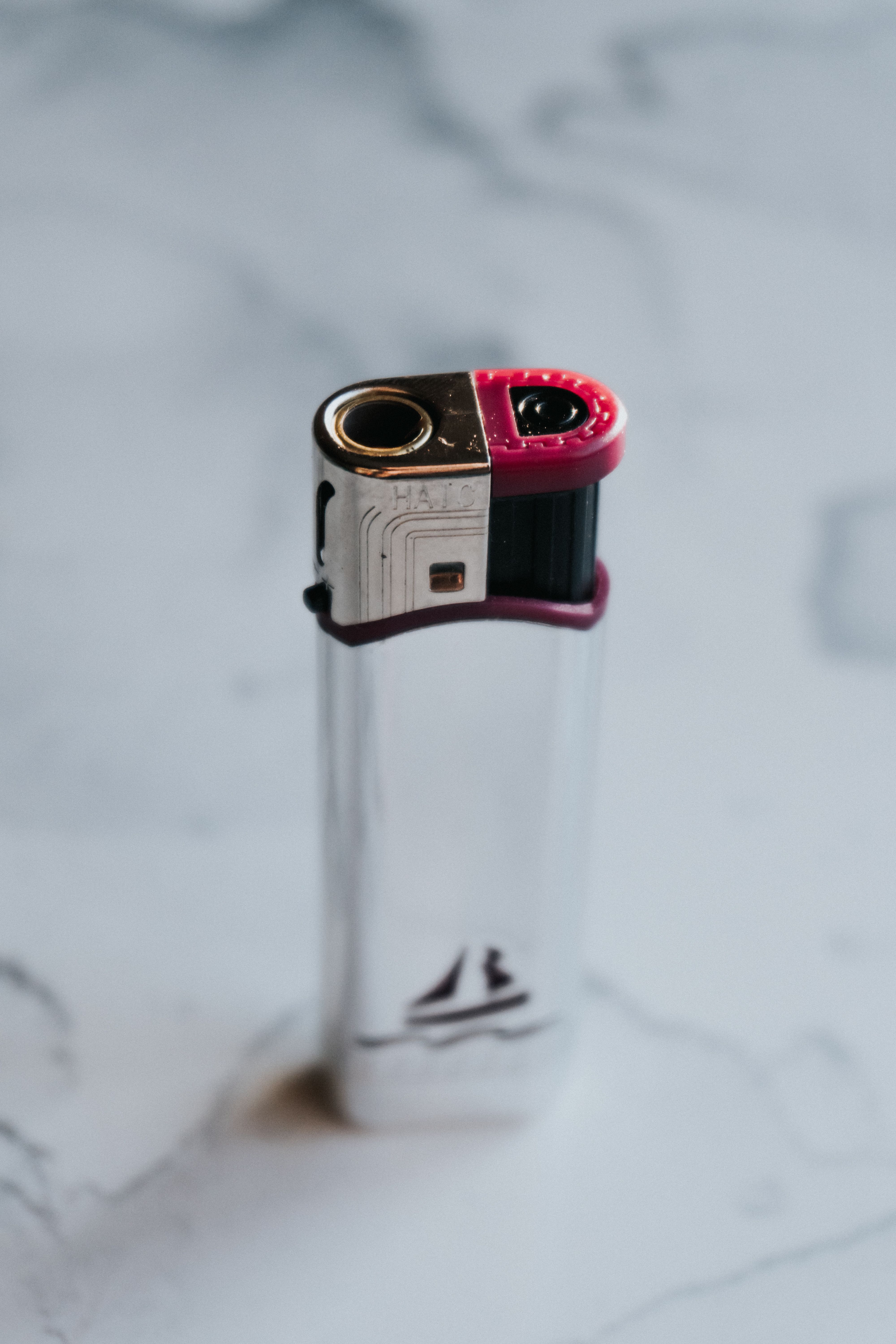 Briquet tempête élégant avec accents rouges sur surface en marbre