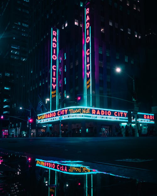 Free Radio City Music Hall Während Der Nacht Stock Photo