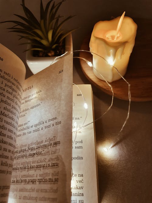 Ein Buch Der Poesie Auf Einem Holztisch