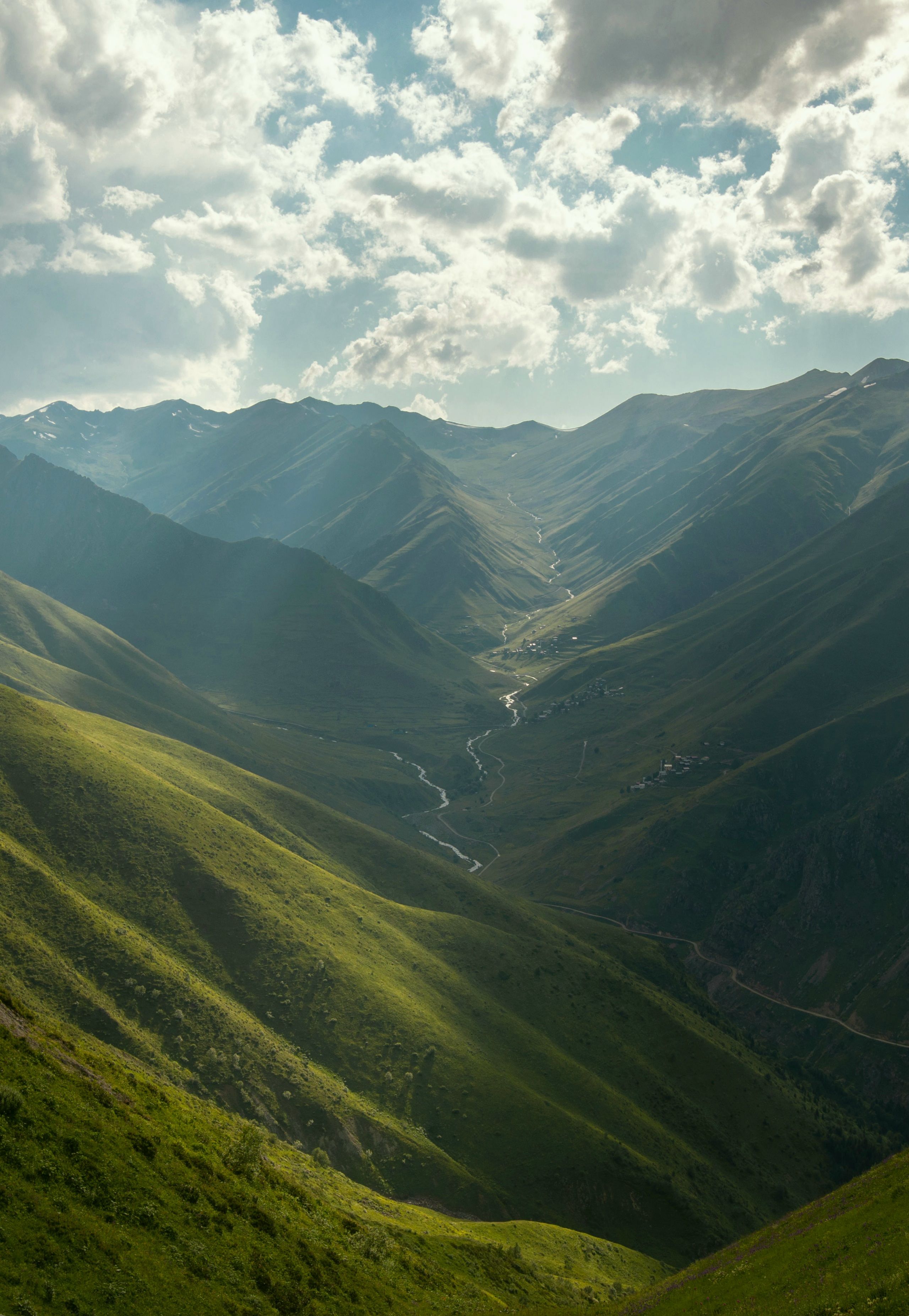 Zadarmo Panoramatický výhľad na bujné horské údolie s kľukatou riekou v Rize v Turecku. Fotka z fotobanky