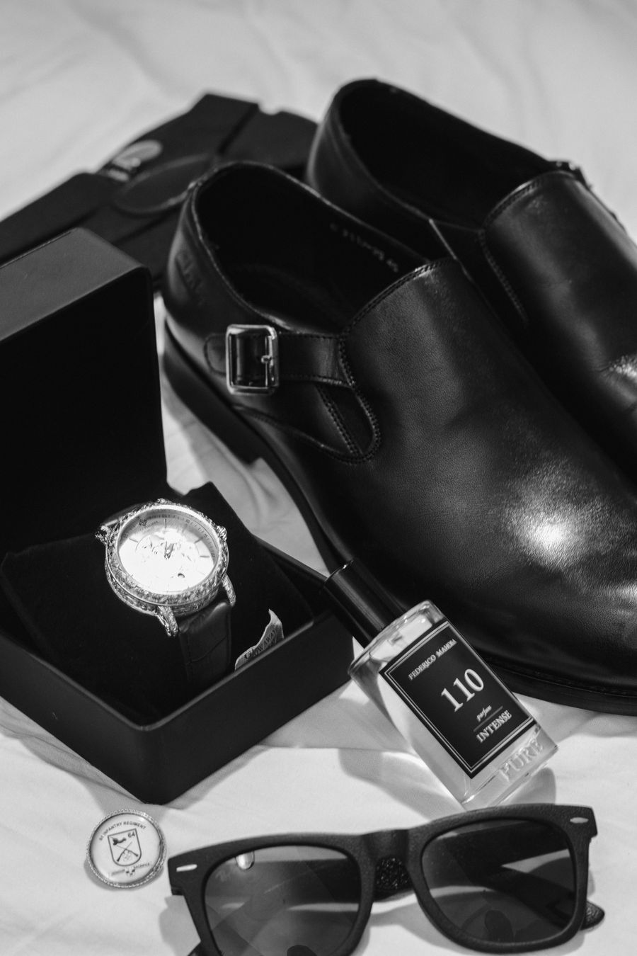 Accesorios premium con calzado formal y detalles negros