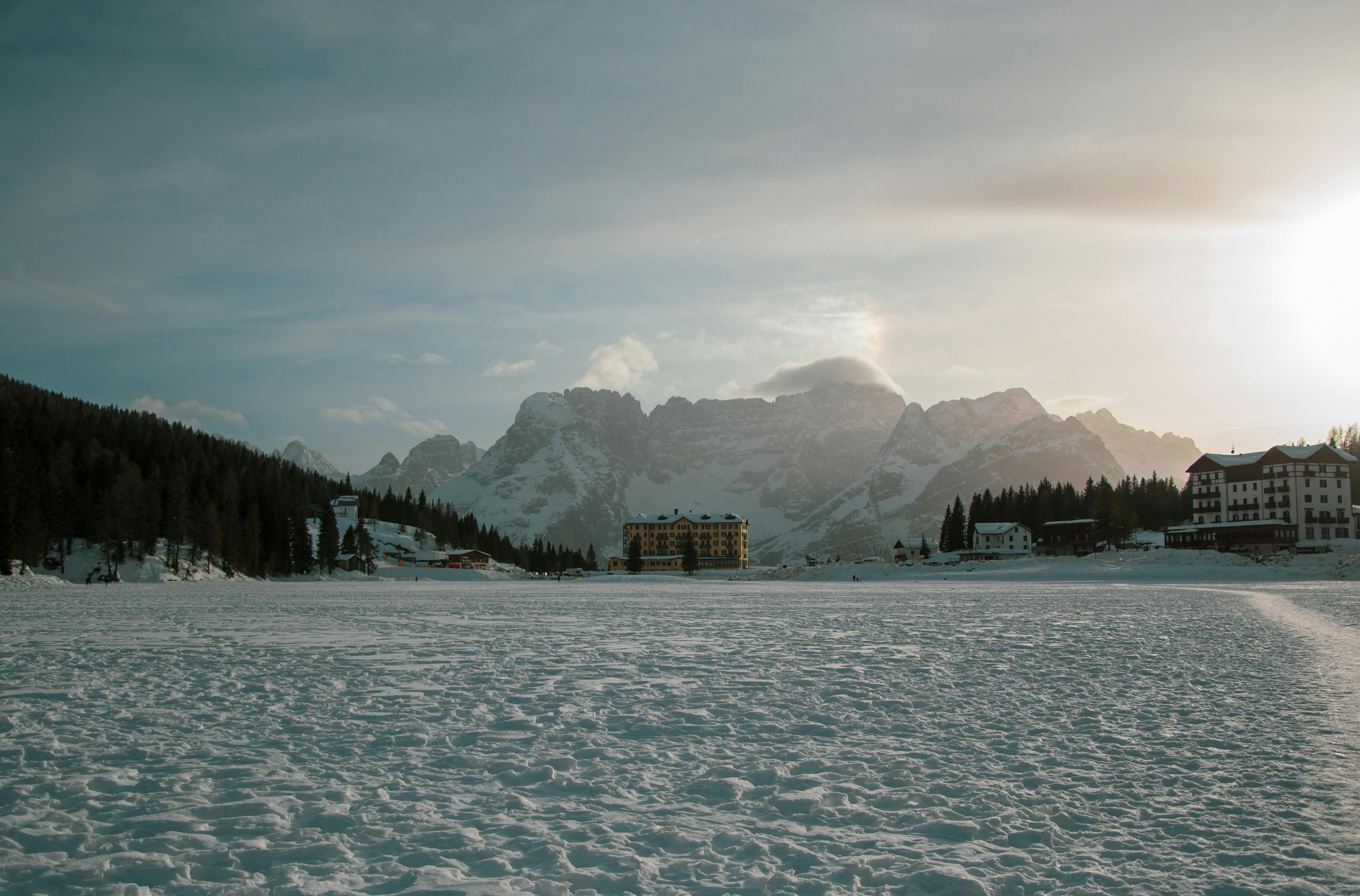 晴朗的冬日，白天可以看到白雪皑皑的山脉和森林，景色令人惊叹