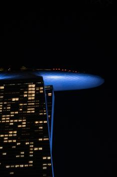 Dramatisches Motiv in Singapur – Neon Hintergrundbild
