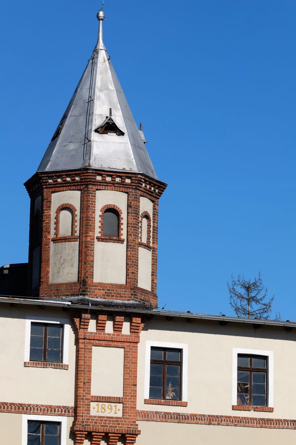 History Building Tower Historic Brick Building with Tower under Blue Sky · Free Stock Photo