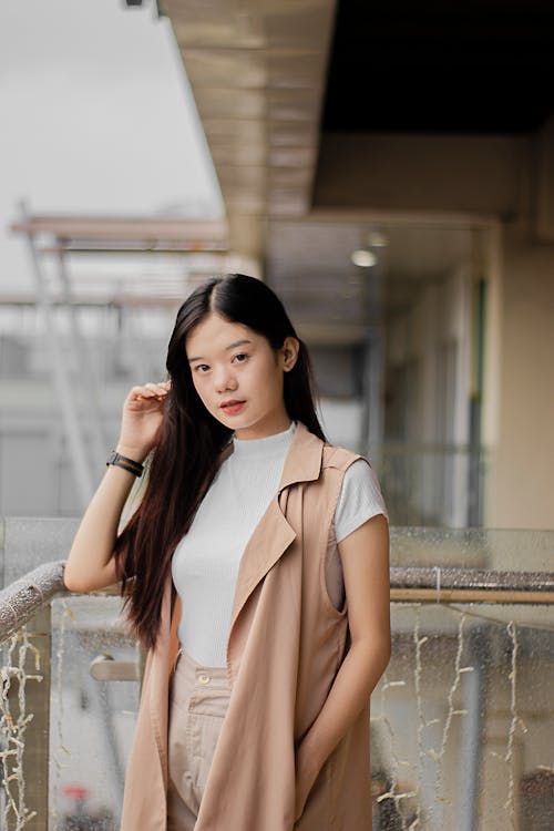 Mulher De Pullneck Branco E Blusa Marrom Sem Mangas.