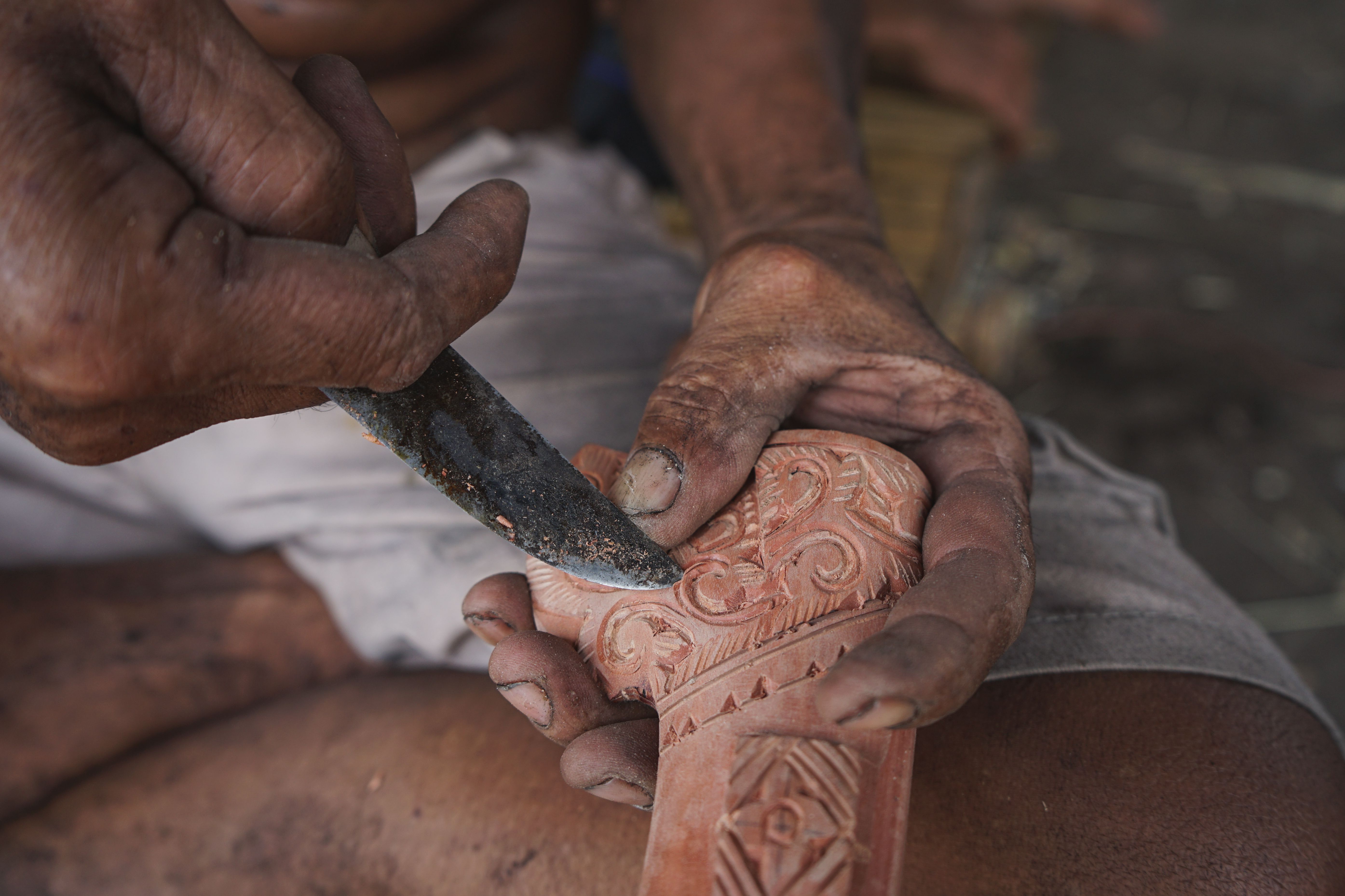 Ukiran Kayu Asmat di Agats: Antara Warisan Leluhur dan Pasar Seni yang Hidup
