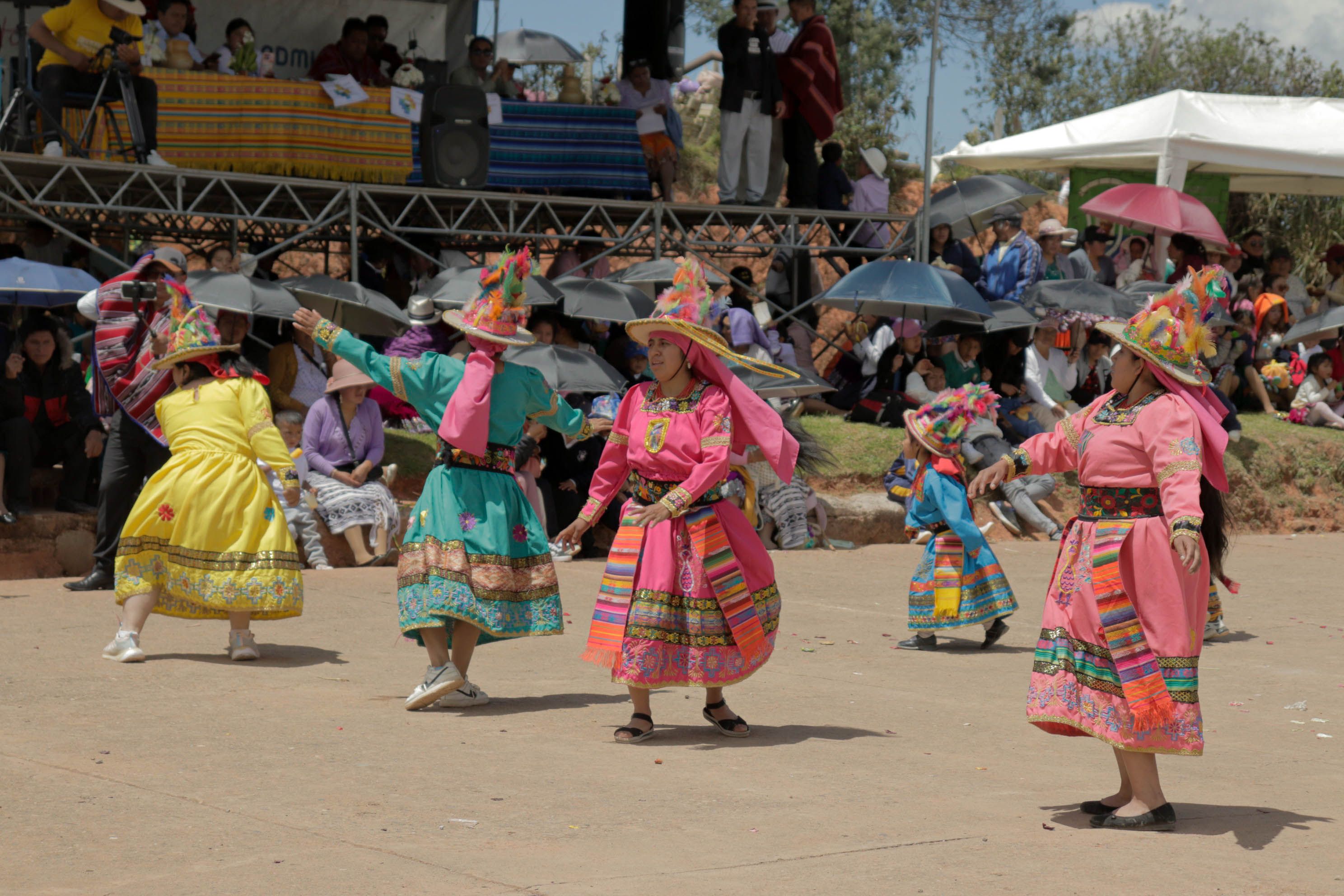 Comunidad ecuatoriana de Bilbao celebra Festival de Identidad: 3,000 asistentes disfrutan gastronomía y danza