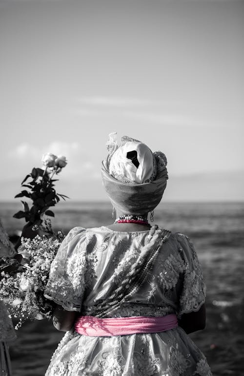 Graustufenfotografie Der Stehenden Frau