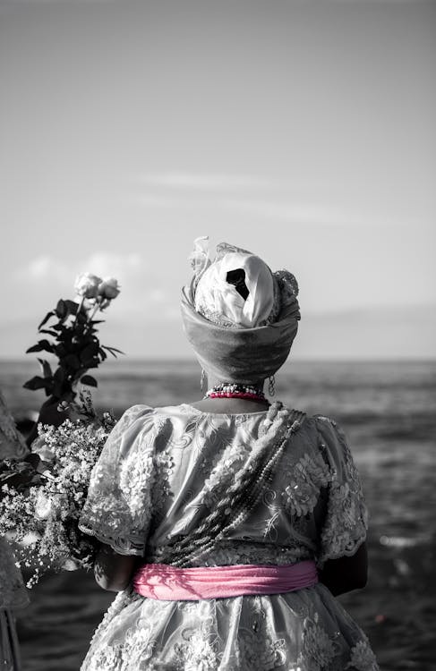 Фотография стоящей женщины в серых тонах