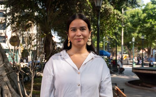 Free Portrait of a woman in a sunny urban park in Piura, Peru, exuding confidence. Stock Photo