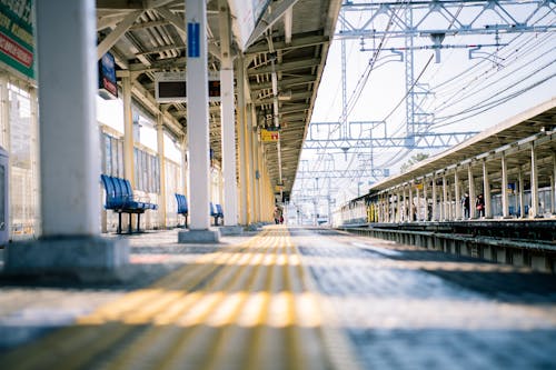 Gratis Pos Logam Putih Di Stasiun Kereta API Foto Stok