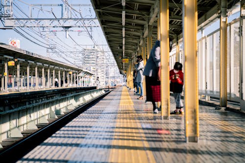 Δωρεάν στοκ φωτογραφιών με 4k ταπετσαρία, Άνθρωποι, αποβάθρα σιδηροδρομικού σταθμού Φωτογραφία από στοκ φωτογραφιών